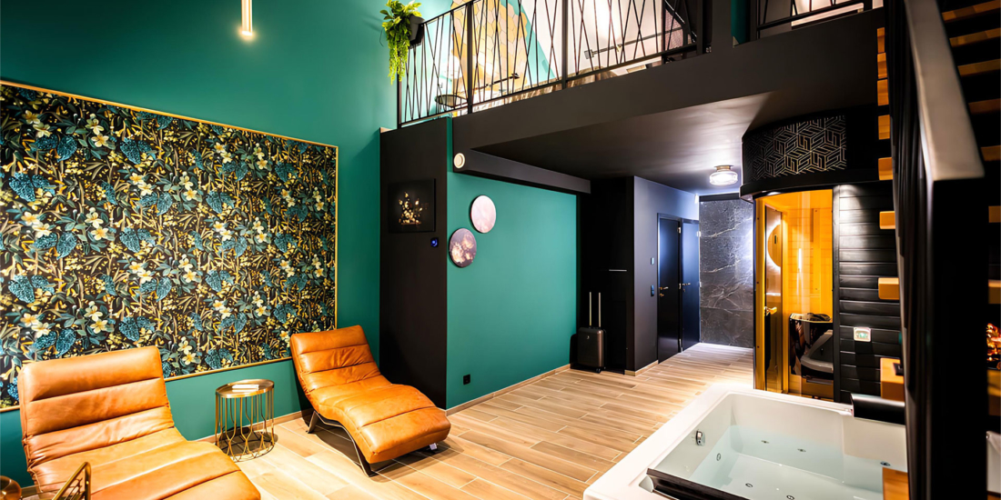 Un espace moderne et raffiné avec bain à remous, chaises longues en cuir et une décoration murale florale